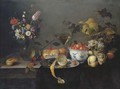 A tulip, a carnation, an iris and other flowers in a glass vase, wild strawberries in a Wan-li 'kraak' porselain bowl, a partly-peeled lemon - Michiel Simons